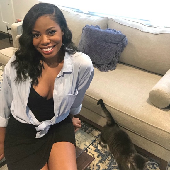 Meet your Posher, Alexis - Picture 1 of 6